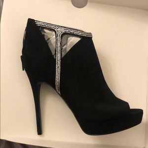 Black Aldo heels with a sassy diamond strip!